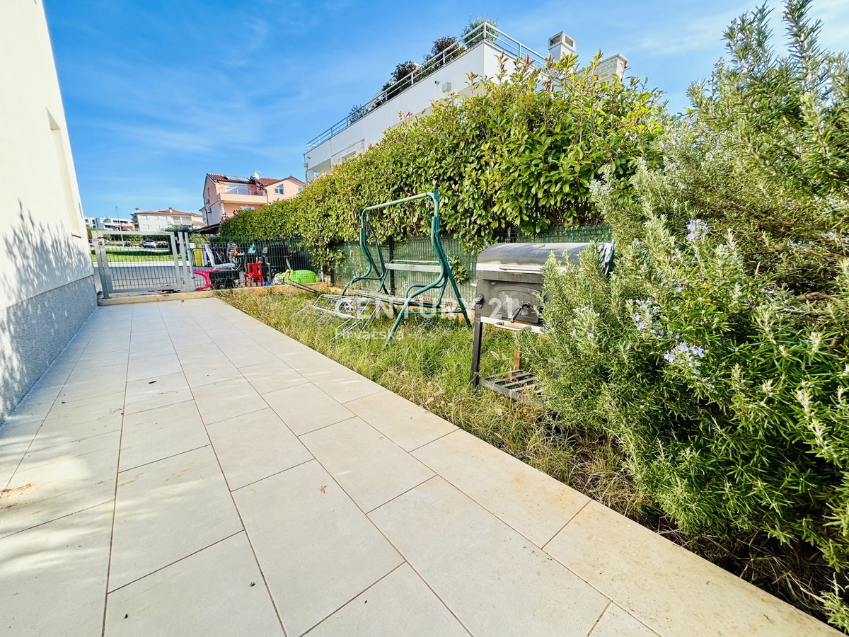 NOVIGRAD, DVO- SOBNI STAN V PRIZEMLJU BLIZU CENTRA