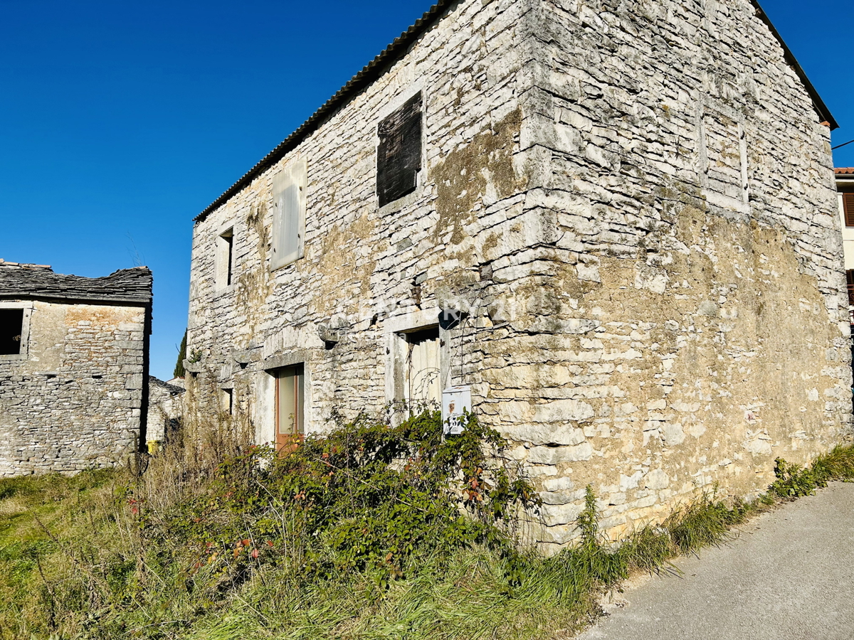 OPRTALJ, OKOLICA, KAMNITA SAMOSTOJEČA HIŠA S POGLEDOM NA MORJE