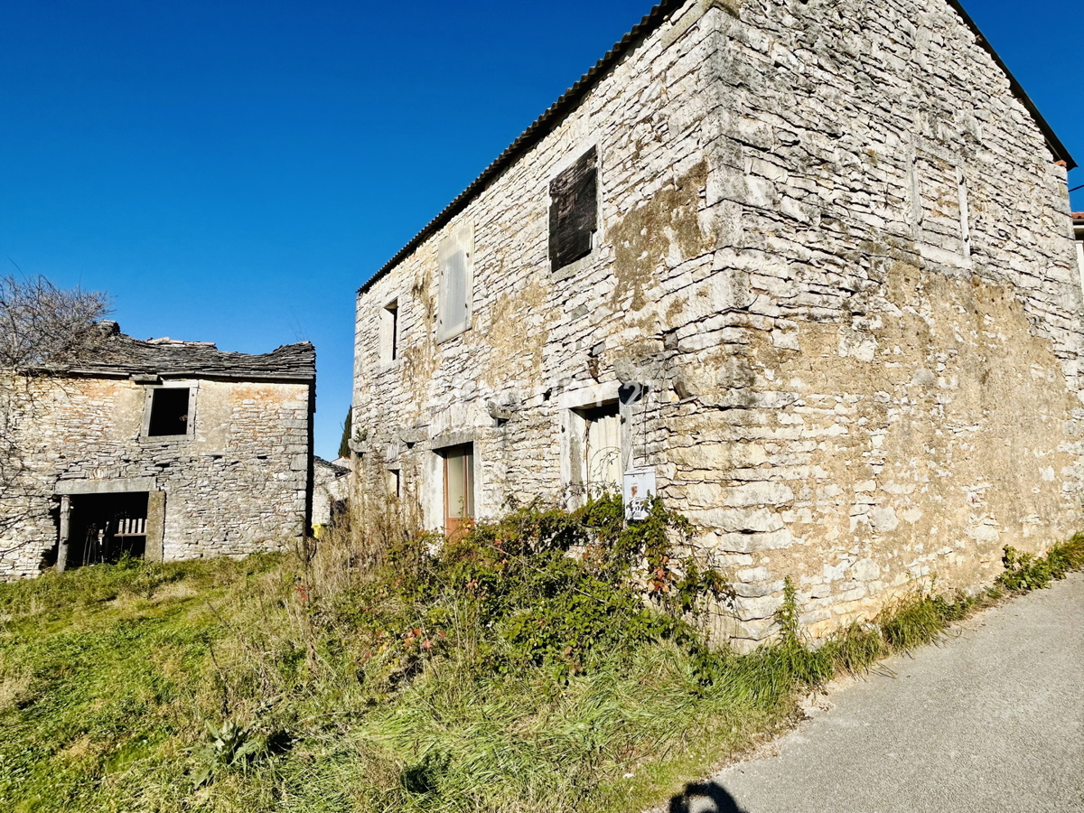 OPRTALJ, OKOLICA, KAMNITA SAMOSTOJEČA HIŠA S POGLEDOM NA MORJE