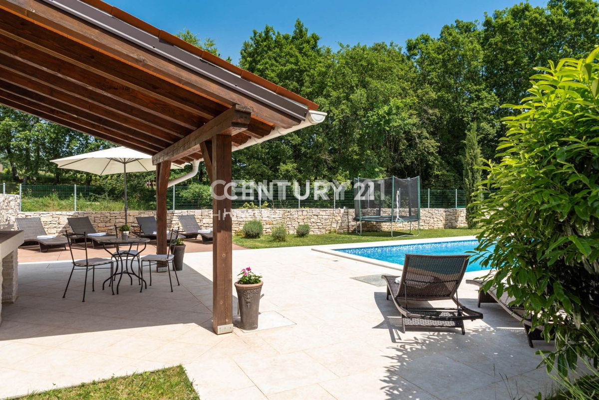 LABIN, ŠARMANTNA HIŠA S BAZENOM IN 4 SPALNICAMI NA MIRNI LOKACIJI