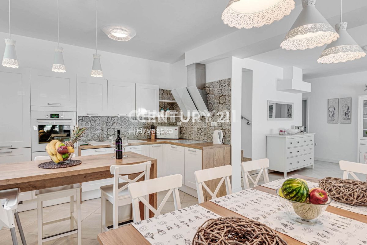 LABIN, ŠARMANTNA HIŠA S BAZENOM IN 4 SPALNICAMI NA MIRNI LOKACIJI