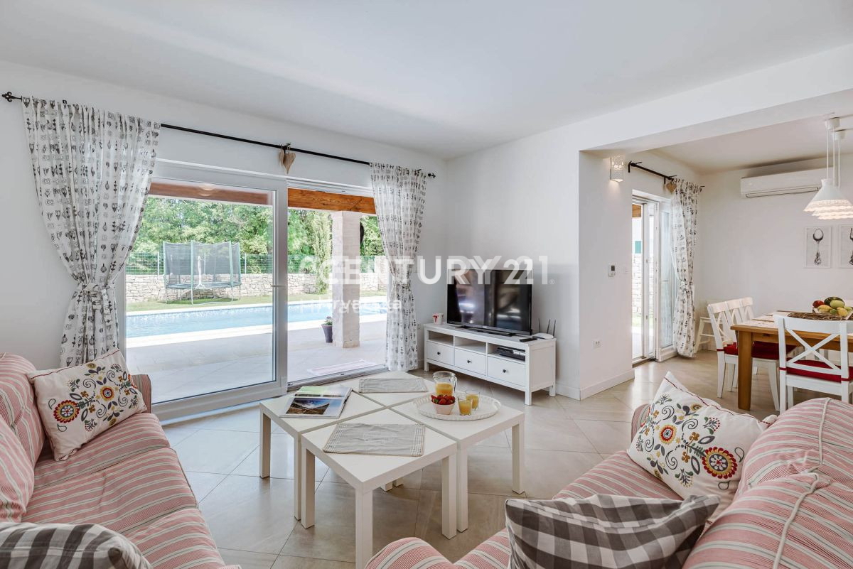 LABIN, ŠARMANTNA HIŠA S BAZENOM IN 4 SPALNICAMI NA MIRNI LOKACIJI