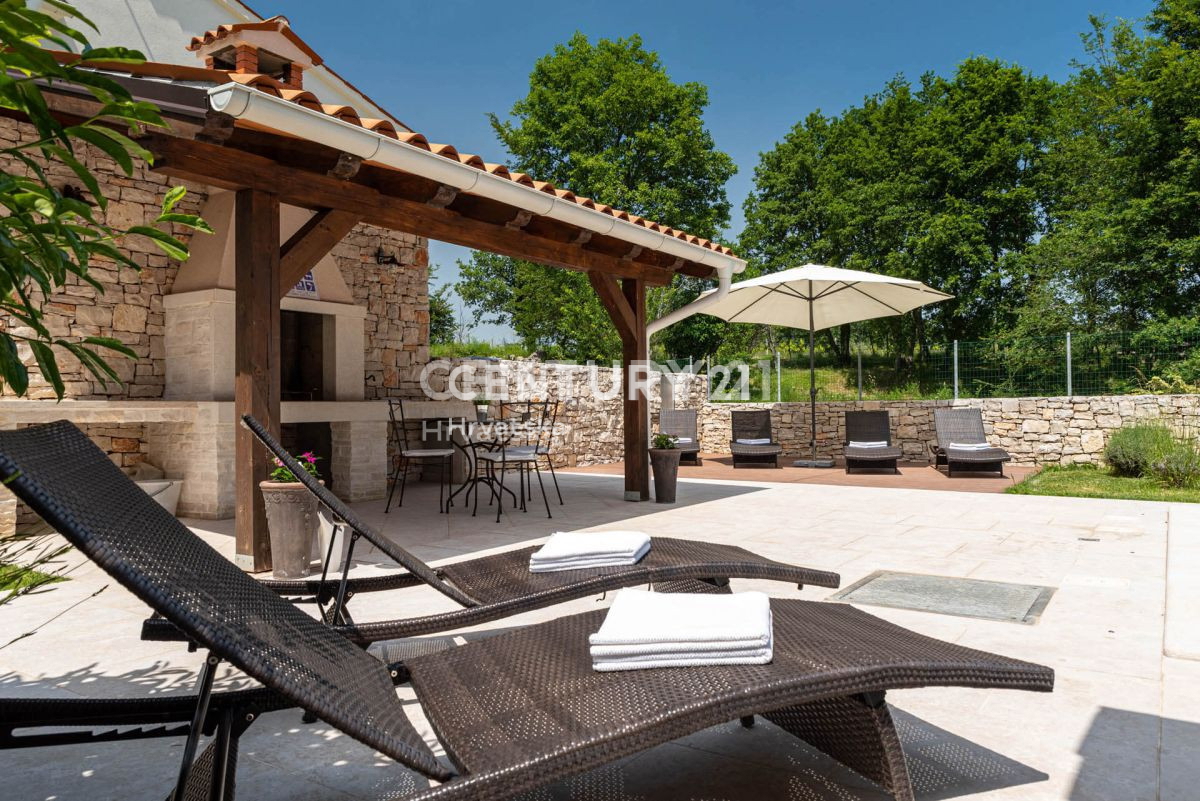 LABIN, ŠARMANTNA HIŠA S BAZENOM IN 4 SPALNICAMI NA MIRNI LOKACIJI