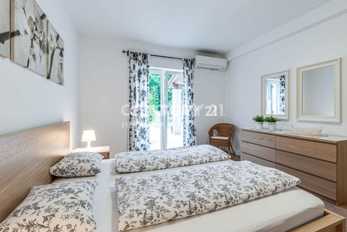 LABIN, ŠARMANTNA HIŠA S BAZENOM IN 4 SPALNICAMI NA MIRNI LOKACIJI