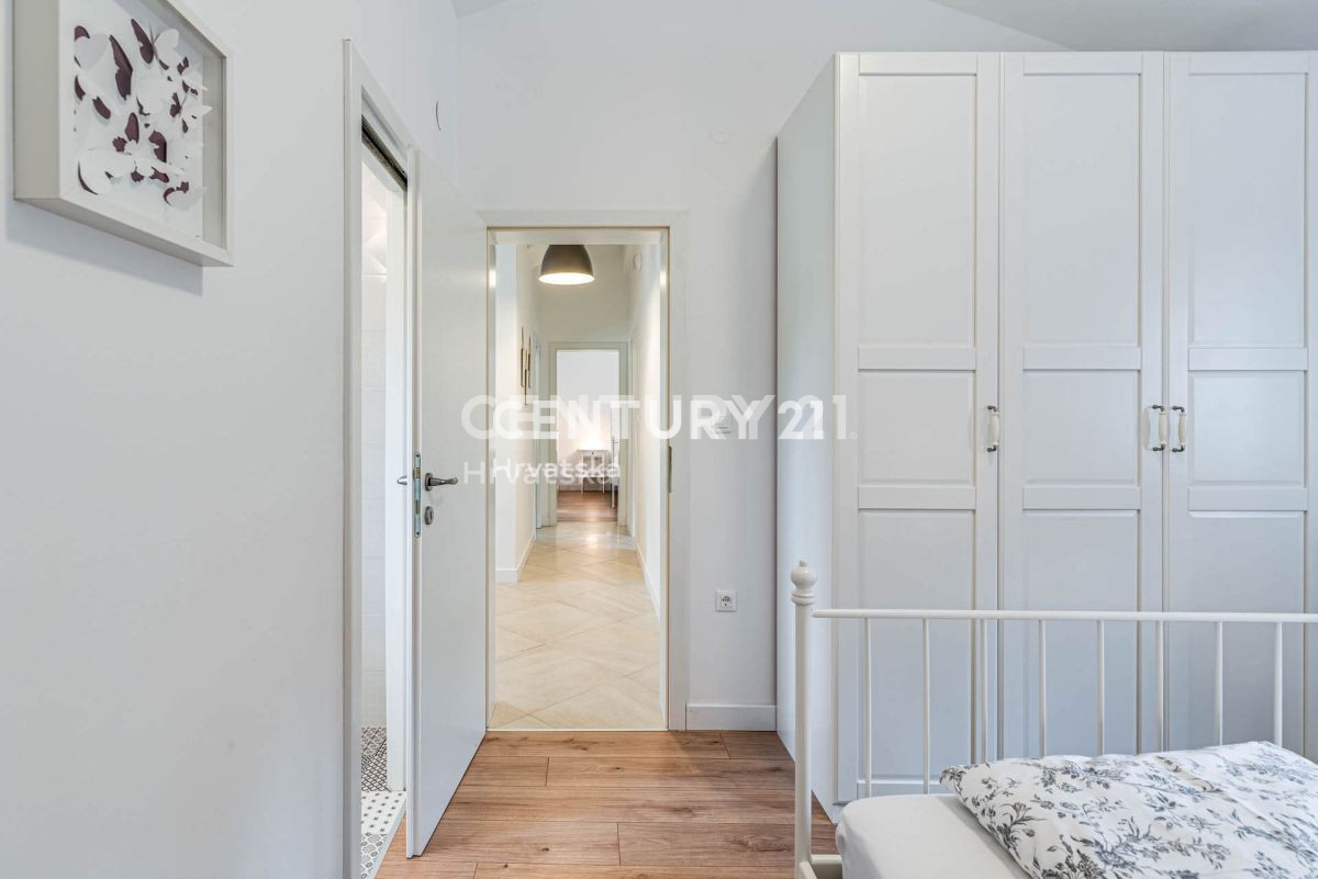 LABIN, ŠARMANTNA HIŠA S BAZENOM IN 4 SPALNICAMI NA MIRNI LOKACIJI