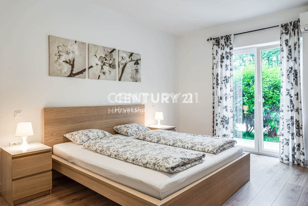 LABIN, ŠARMANTNA HIŠA S BAZENOM IN 4 SPALNICAMI NA MIRNI LOKACIJI