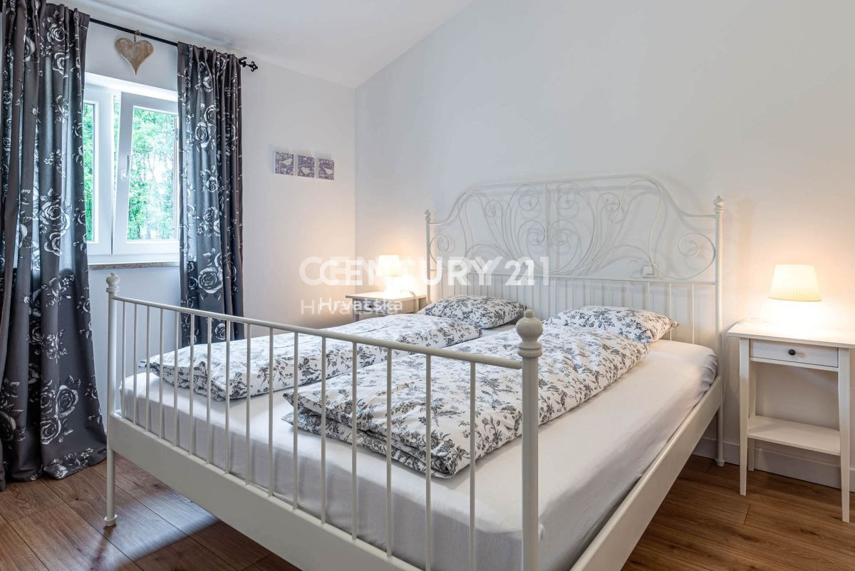 LABIN, ŠARMANTNA HIŠA S BAZENOM IN 4 SPALNICAMI NA MIRNI LOKACIJI