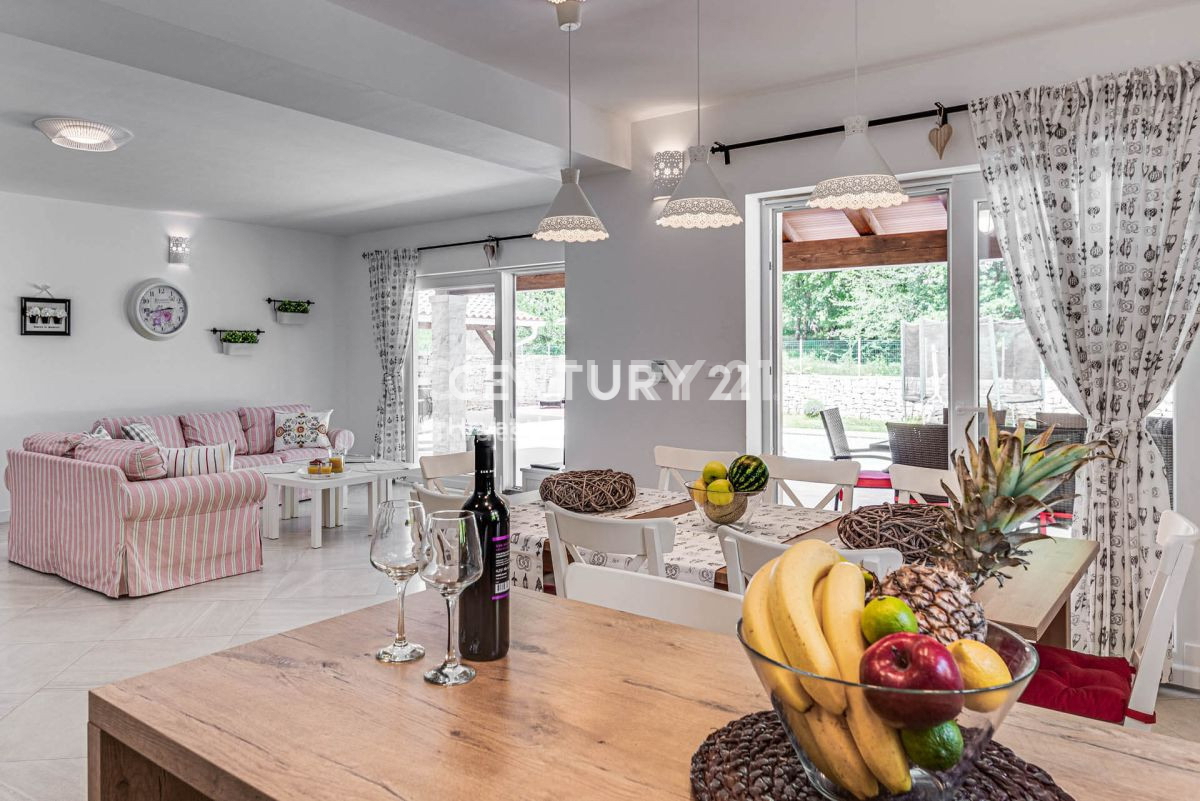 LABIN, ŠARMANTNA HIŠA S BAZENOM IN 4 SPALNICAMI NA MIRNI LOKACIJI