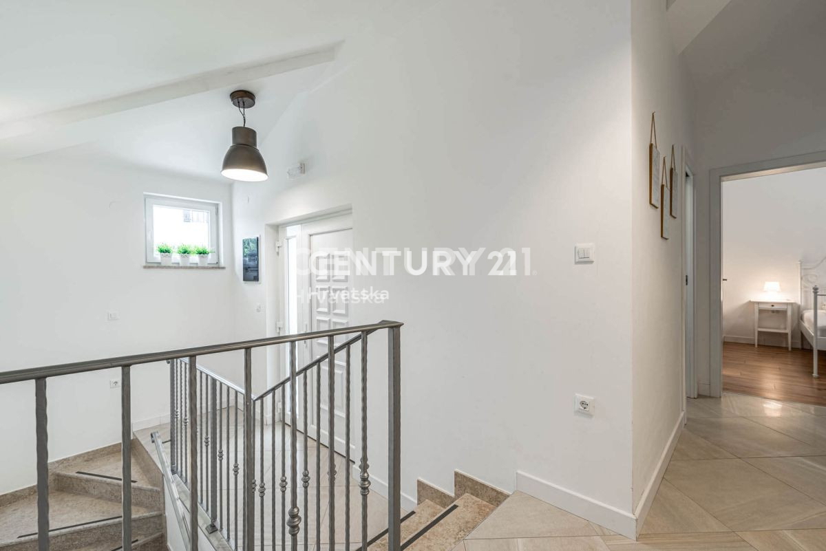 LABIN, ŠARMANTNA HIŠA S BAZENOM IN 4 SPALNICAMI NA MIRNI LOKACIJI