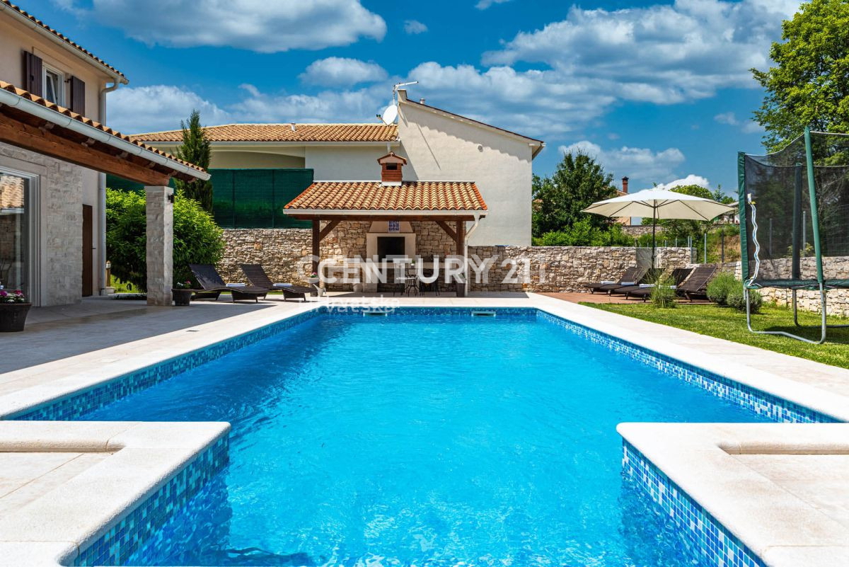 LABIN, ŠARMANTNA HIŠA S BAZENOM IN 4 SPALNICAMI NA MIRNI LOKACIJI