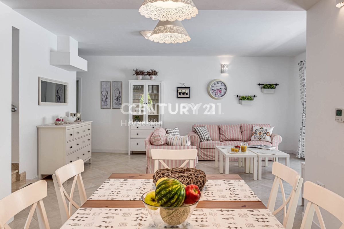 LABIN, ŠARMANTNA HIŠA S BAZENOM IN 4 SPALNICAMI NA MIRNI LOKACIJI