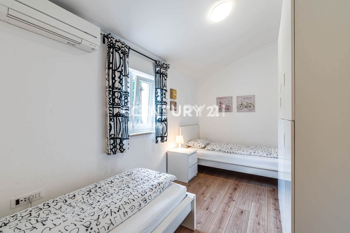 LABIN, ŠARMANTNA HIŠA S BAZENOM IN 4 SPALNICAMI NA MIRNI LOKACIJI