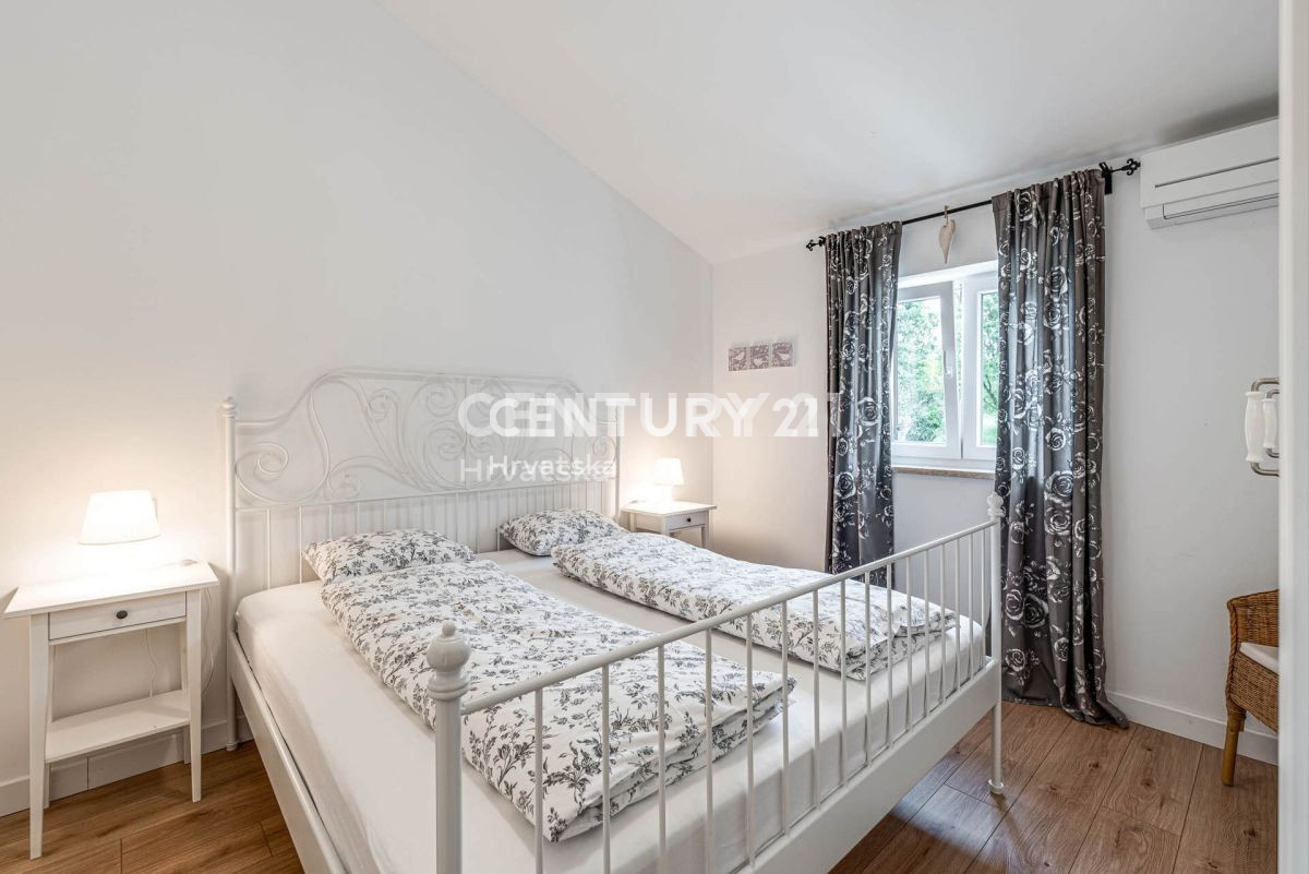 LABIN, ŠARMANTNA HIŠA S BAZENOM IN 4 SPALNICAMI NA MIRNI LOKACIJI