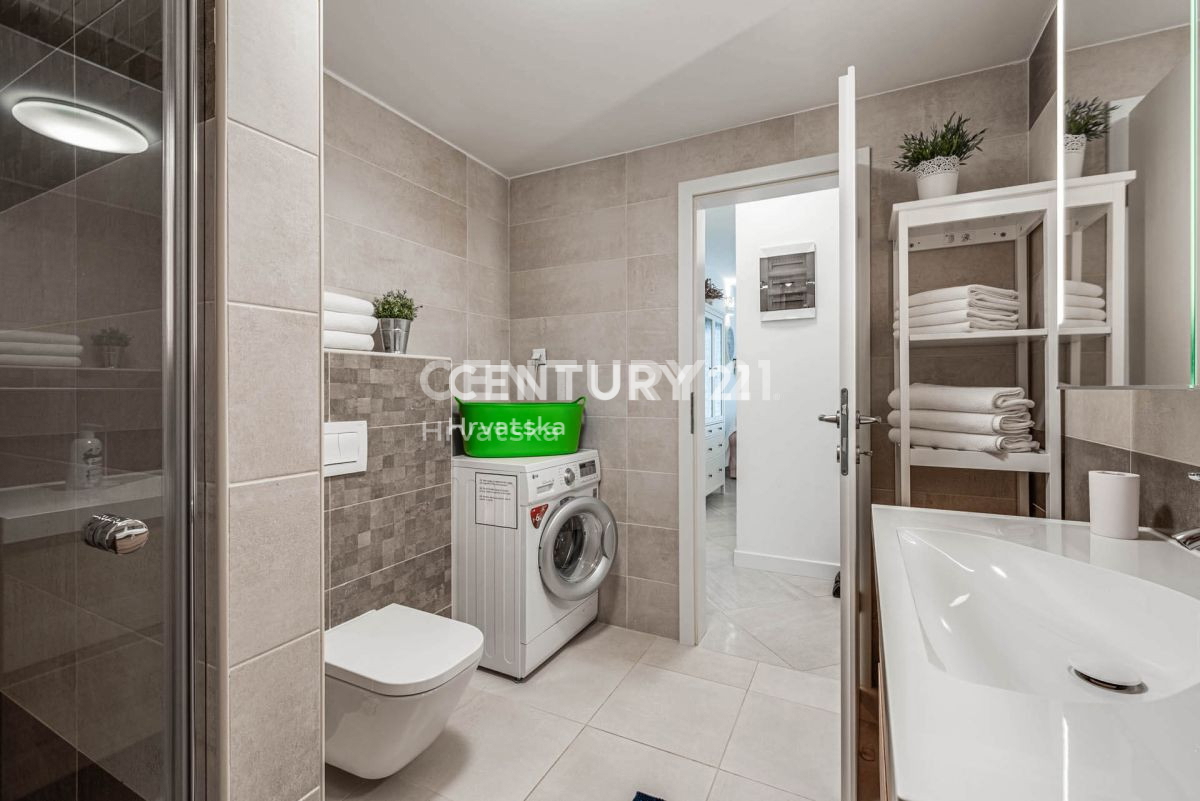 LABIN, ŠARMANTNA HIŠA S BAZENOM IN 4 SPALNICAMI NA MIRNI LOKACIJI