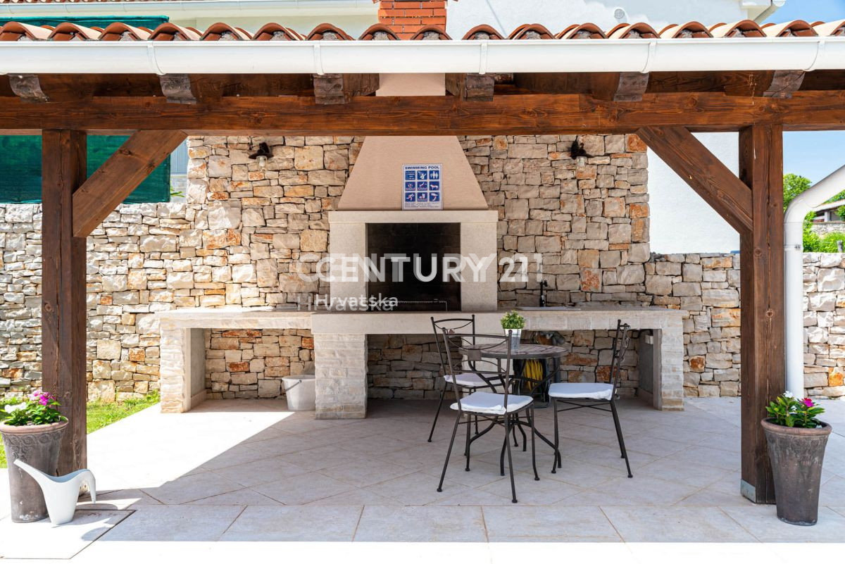 LABIN, ŠARMANTNA HIŠA S BAZENOM IN 4 SPALNICAMI NA MIRNI LOKACIJI