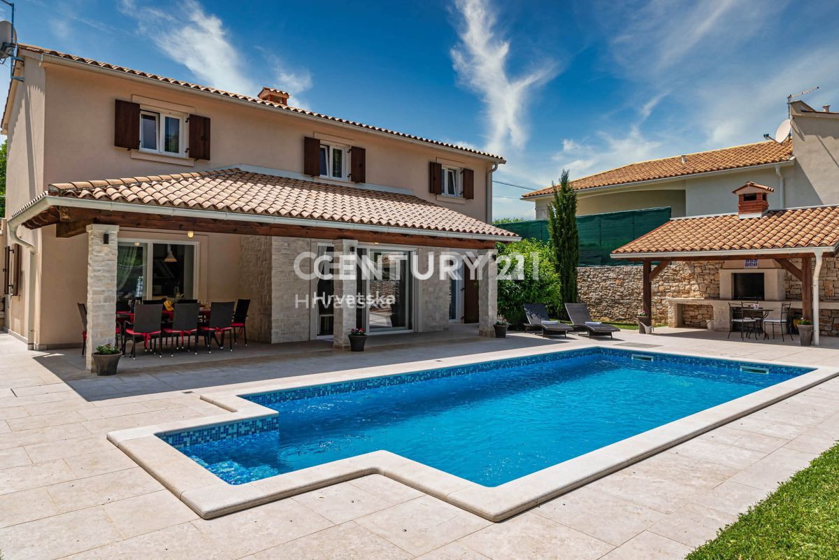 LABIN, ŠARMANTNA HIŠA S BAZENOM IN 4 SPALNICAMI NA MIRNI LOKACIJI