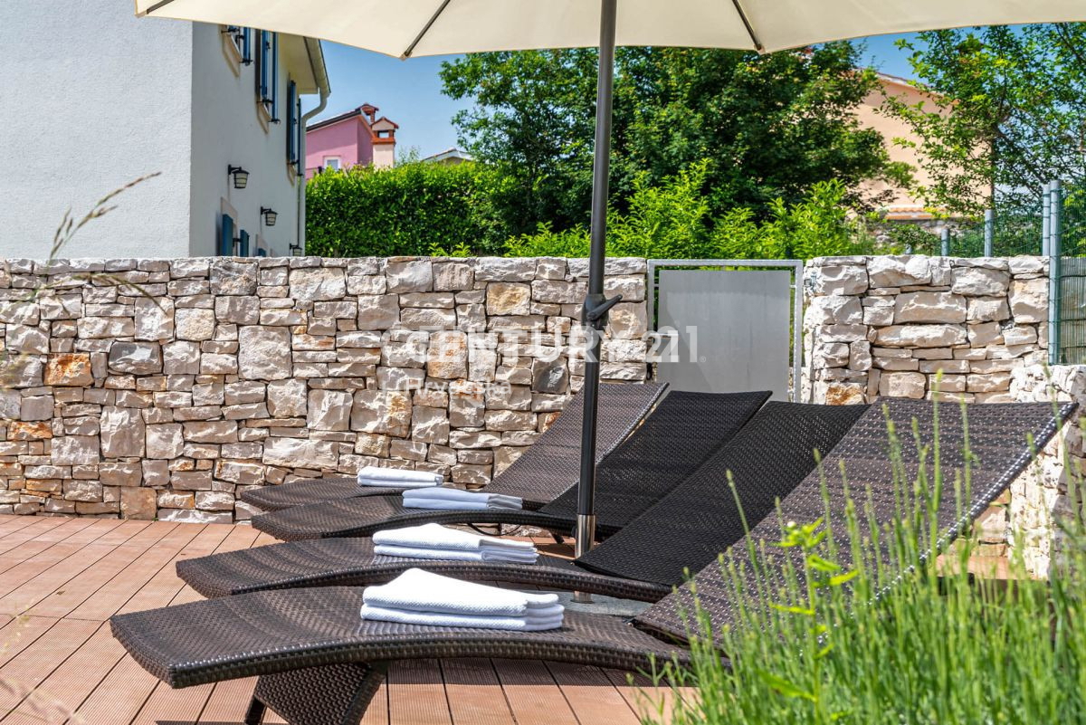 LABIN, ŠARMANTNA HIŠA S BAZENOM IN 4 SPALNICAMI NA MIRNI LOKACIJI