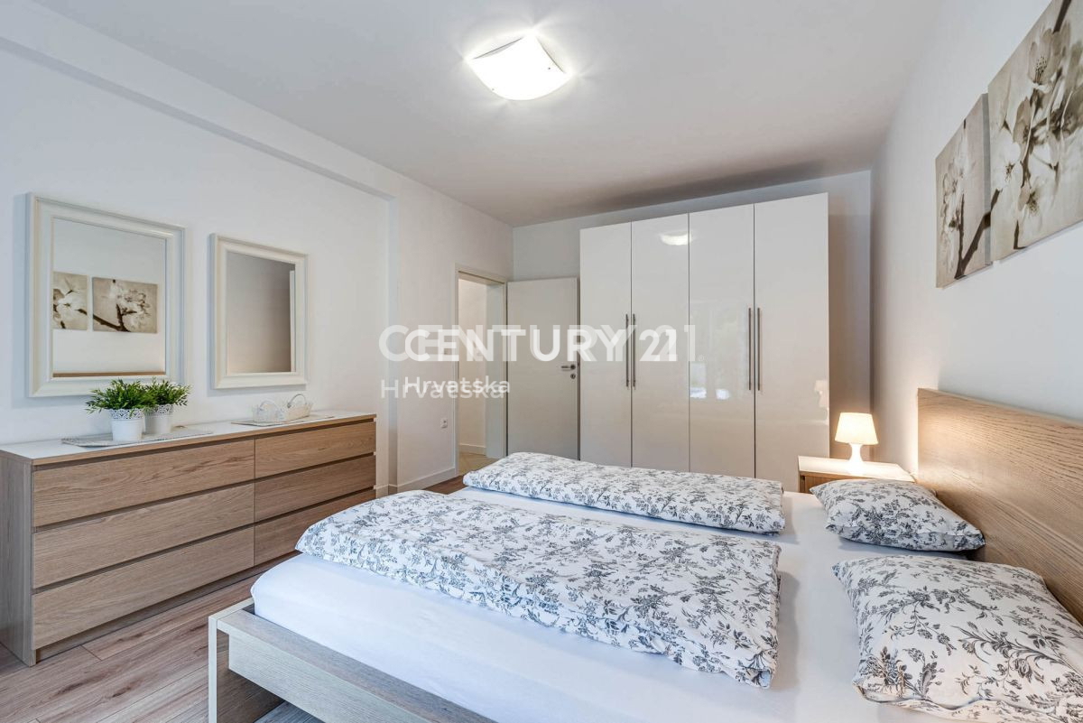 LABIN, ŠARMANTNA HIŠA S BAZENOM IN 4 SPALNICAMI NA MIRNI LOKACIJI