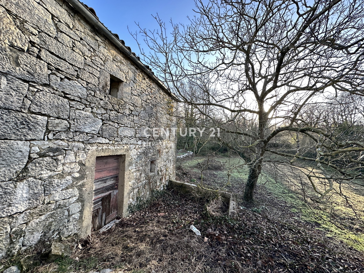 PIĆAN, KAMNITA HIŠA ZA PRILAGODITEV S PRIJETNIM OKOLIŠEM