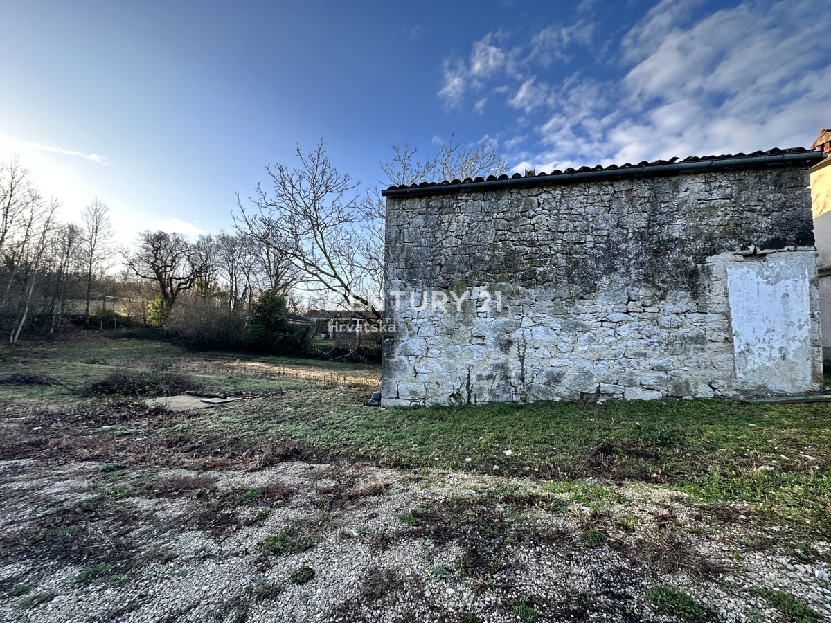 PIĆAN, KAMNITA HIŠA ZA PRILAGODITEV S PRIJETNIM OKOLIŠEM