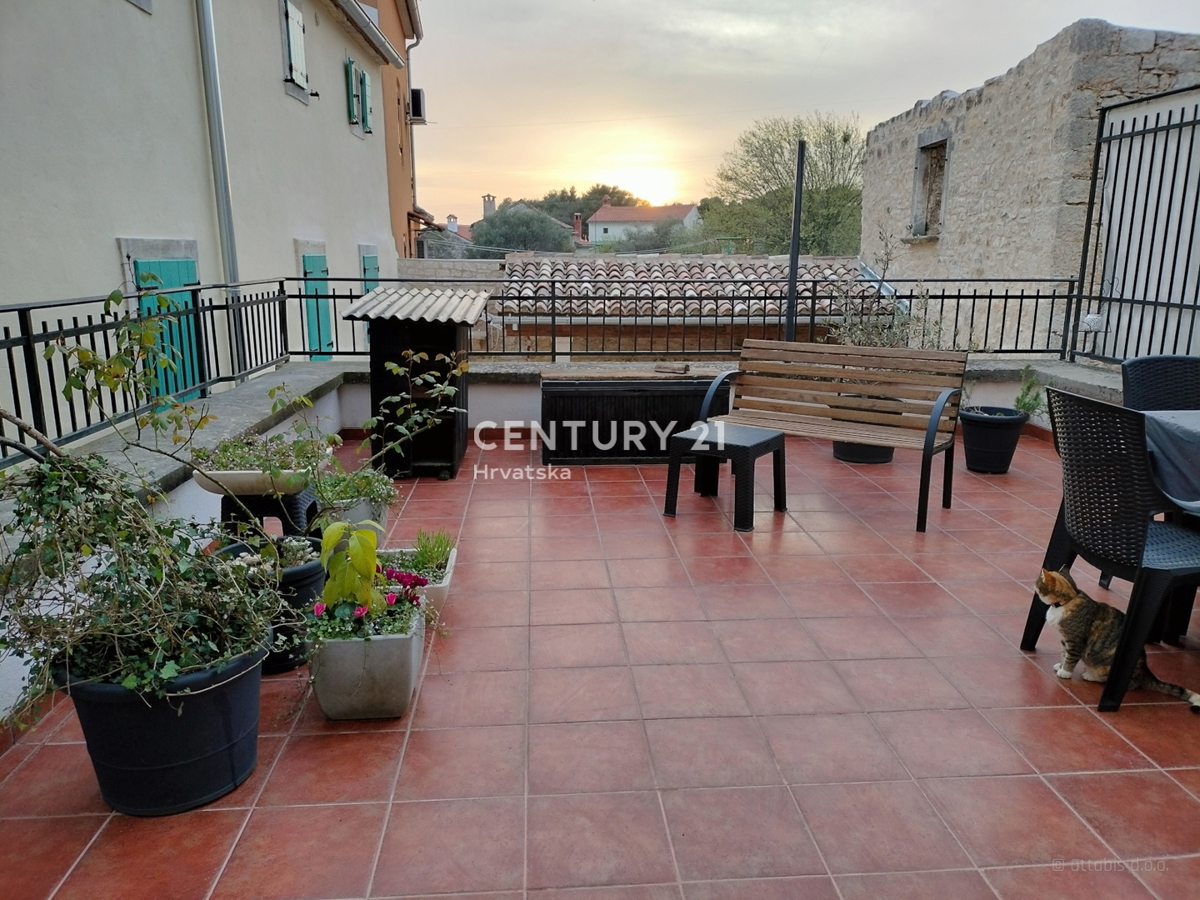 SVETVINČENAT, POPOLNOMA UREJENO STANOVANJE Z VELIKO TERASO