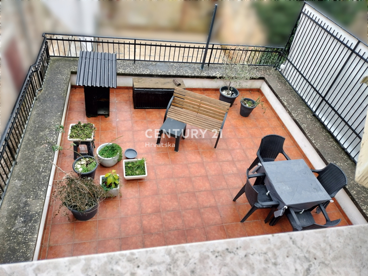 SVETVINČENAT, POPOLNOMA UREJENO STANOVANJE Z VELIKO TERASO