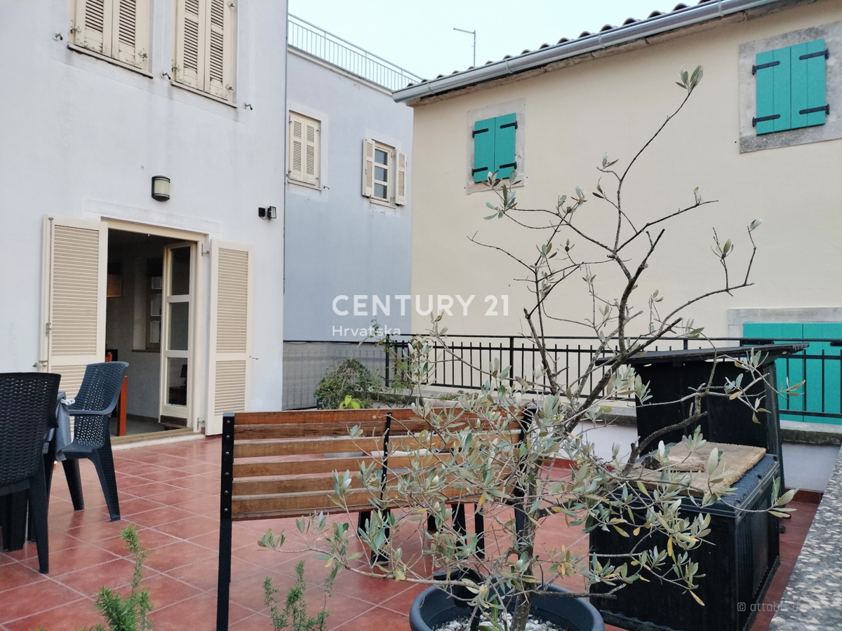 SVETVINČENAT, POPOLNOMA UREJENO STANOVANJE Z VELIKO TERASO