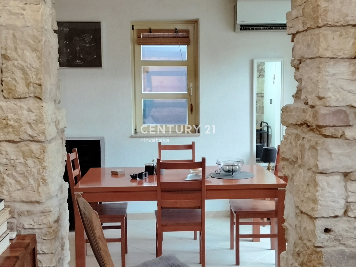 SVETVINČENAT, POPOLNOMA UREJENO STANOVANJE Z VELIKO TERASO