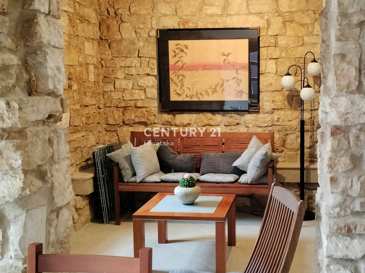 SVETVINČENAT, POPOLNOMA UREJENO STANOVANJE Z VELIKO TERASO