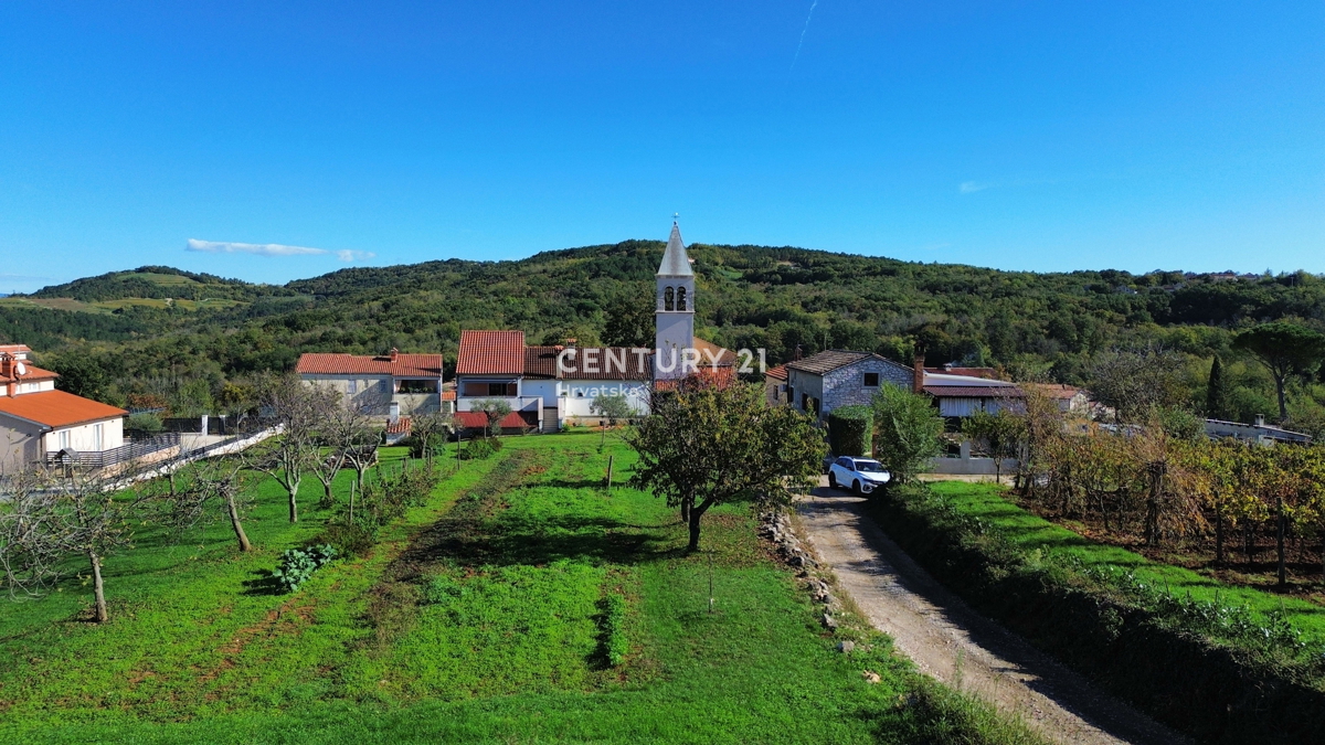 MOTOVUN, OKOLICA, GRADBENI ZEMLJIŠČE Z ODPRTIM POGLEDOM NA NARAVO