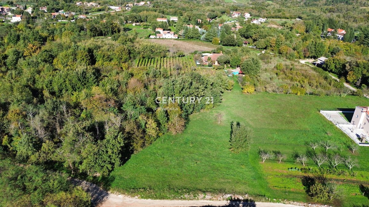 MOTOVUN, OKOLICA, GRADBENI ZEMLJIŠČE Z ODPRTIM POGLEDOM NA NARAVO