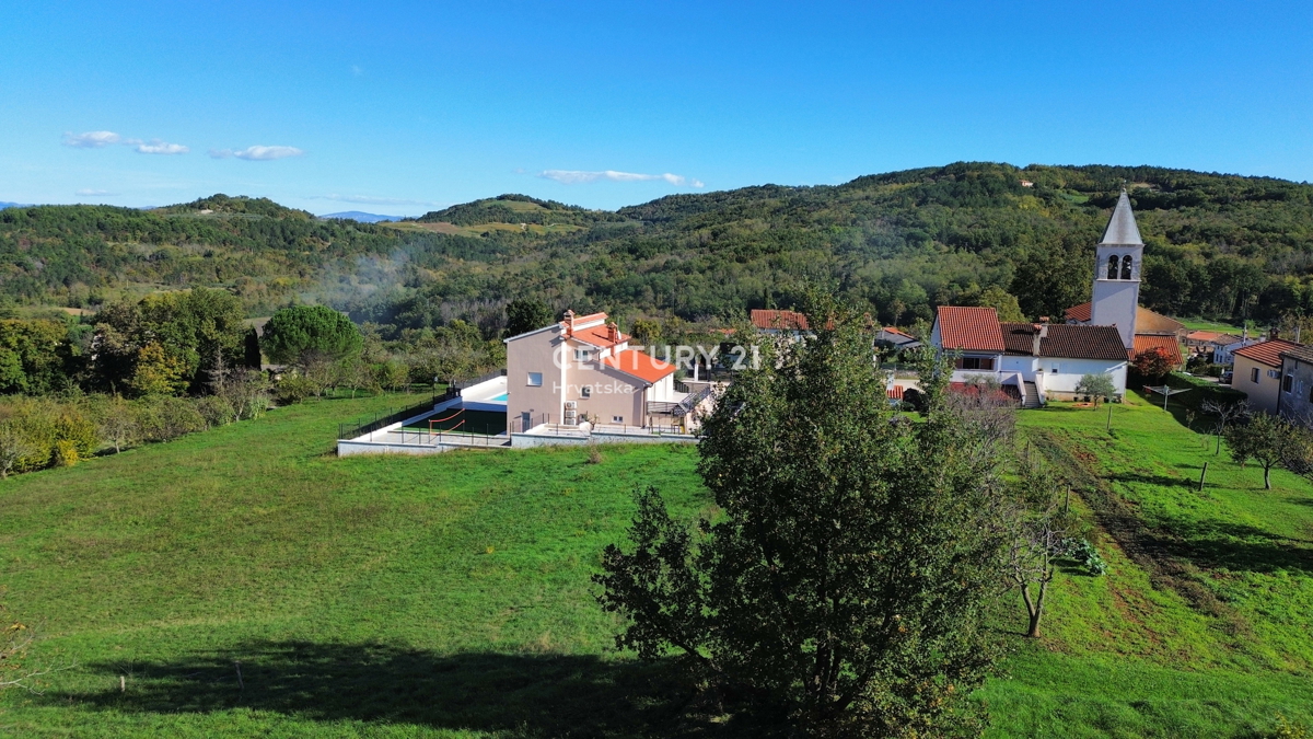 MOTOVUN, OKOLICA, GRADBENI ZEMLJIŠČE Z ODPRTIM POGLEDOM NA NARAVO