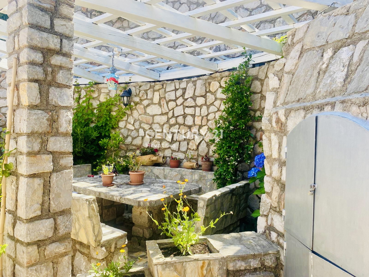 OTOK CRES, PRIZEMNA HIŠA SAMO 50 METROV OD PLAŽE