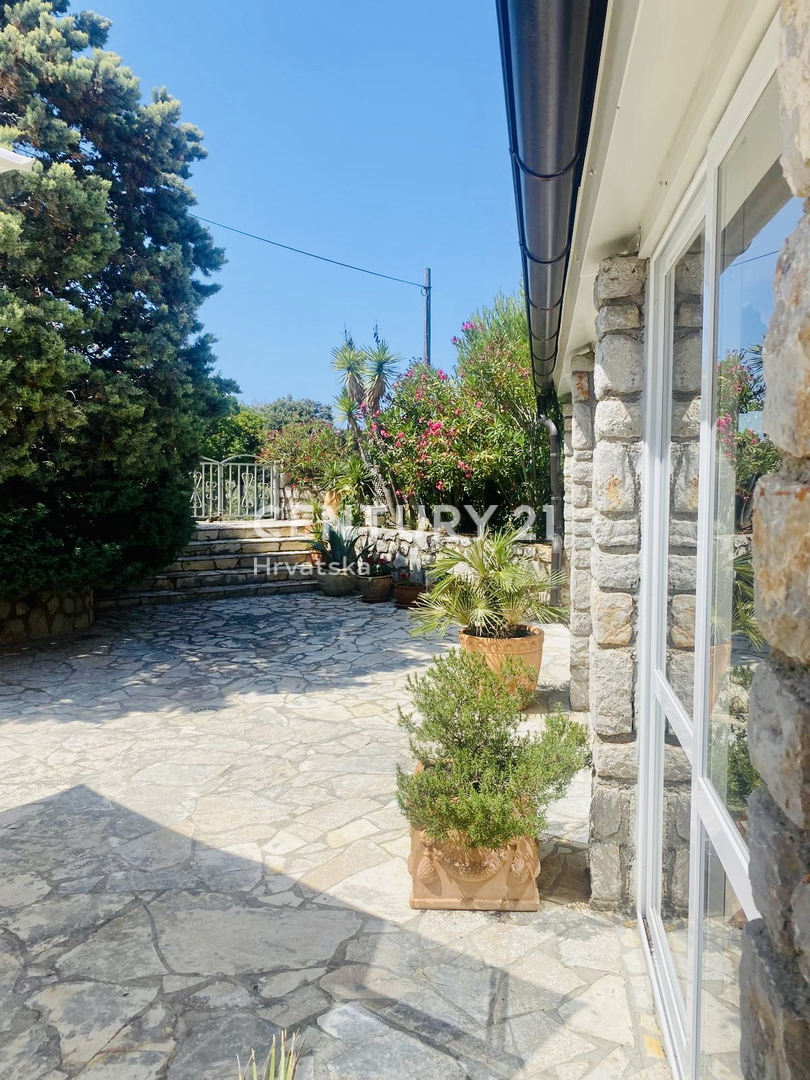 OTOK CRES, PRIZEMNA HIŠA SAMO 50 METROV OD PLAŽE