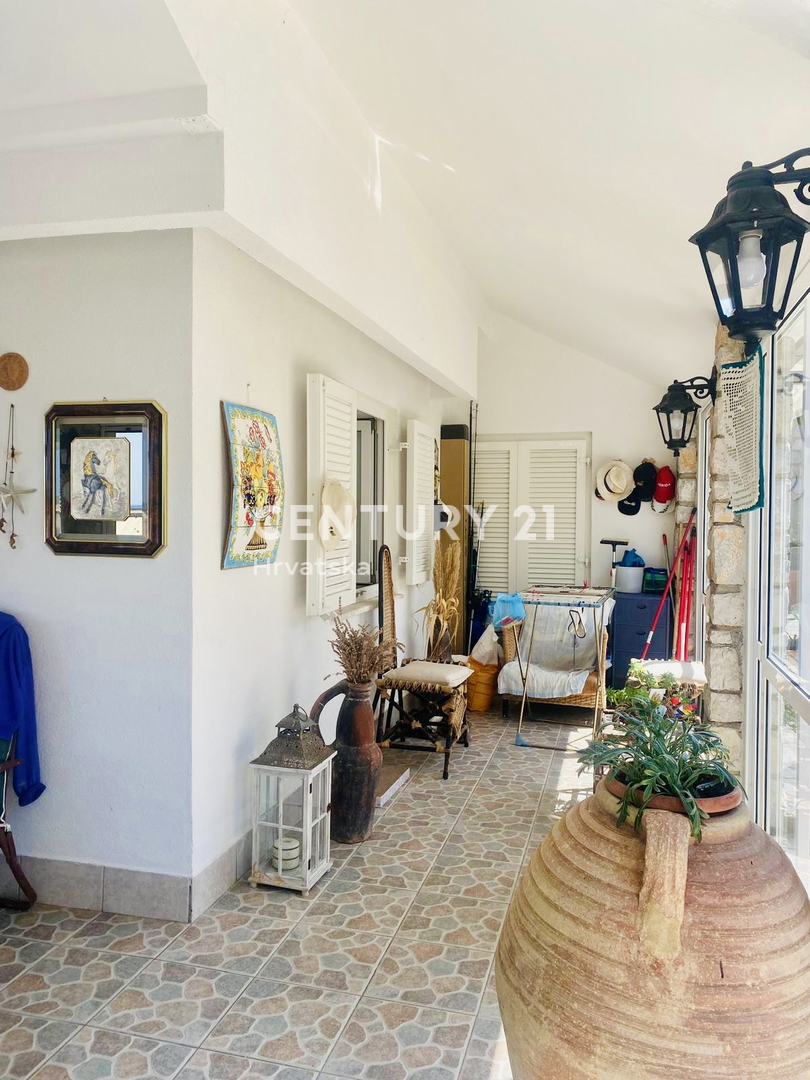 OTOK CRES, PRIZEMNA HIŠA SAMO 50 METROV OD PLAŽE