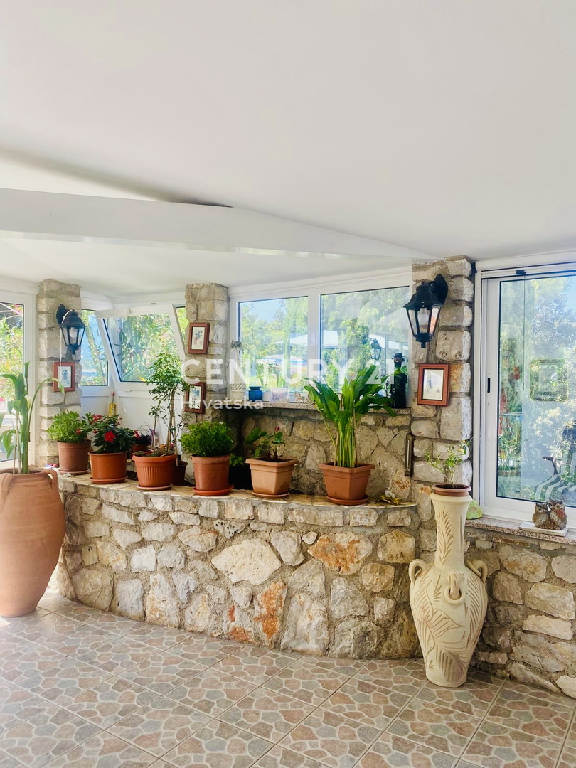OTOK CRES, PRIZEMNA HIŠA SAMO 50 METROV OD PLAŽE