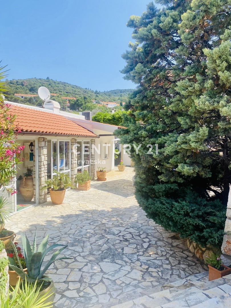OTOK CRES, PRIZEMNA HIŠA SAMO 50 METROV OD PLAŽE