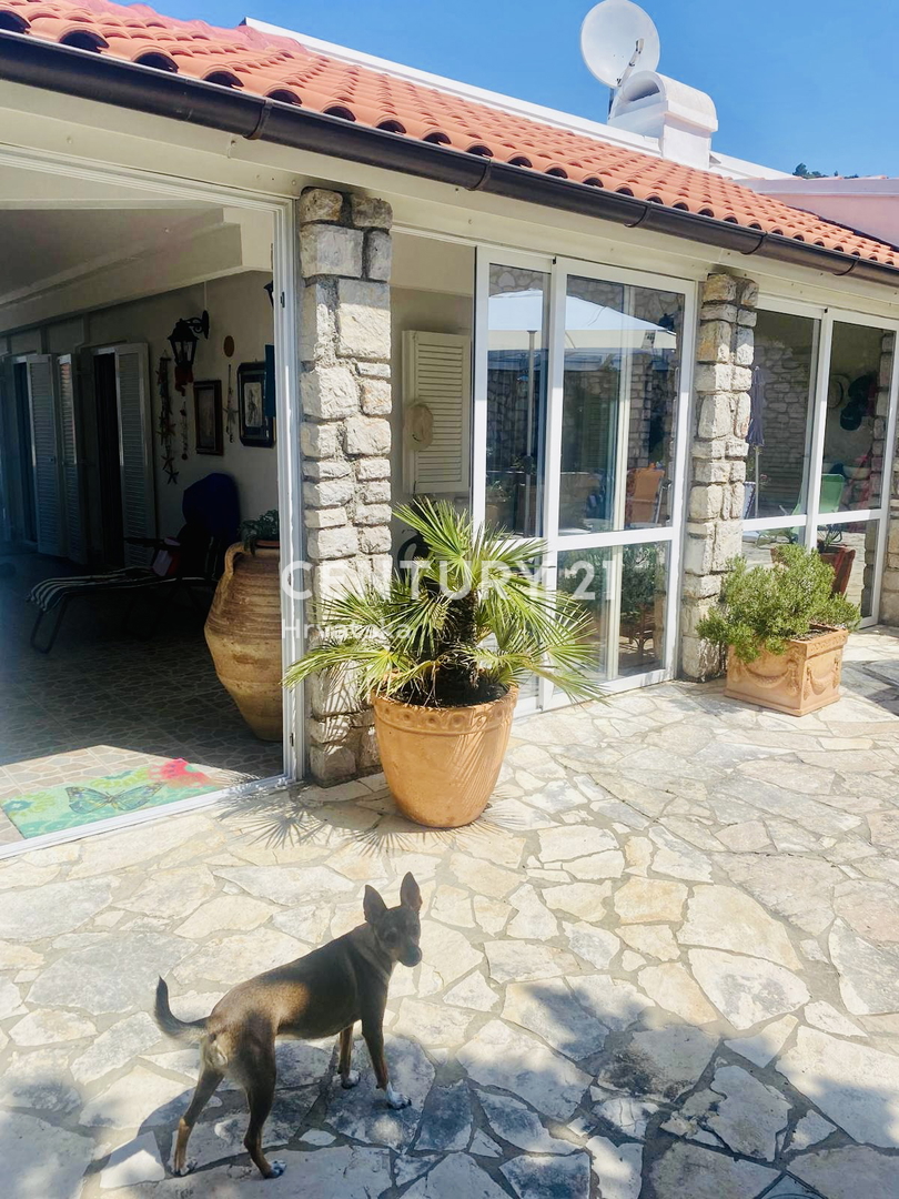 OTOK CRES, PRIZEMNA HIŠA SAMO 50 METROV OD PLAŽE