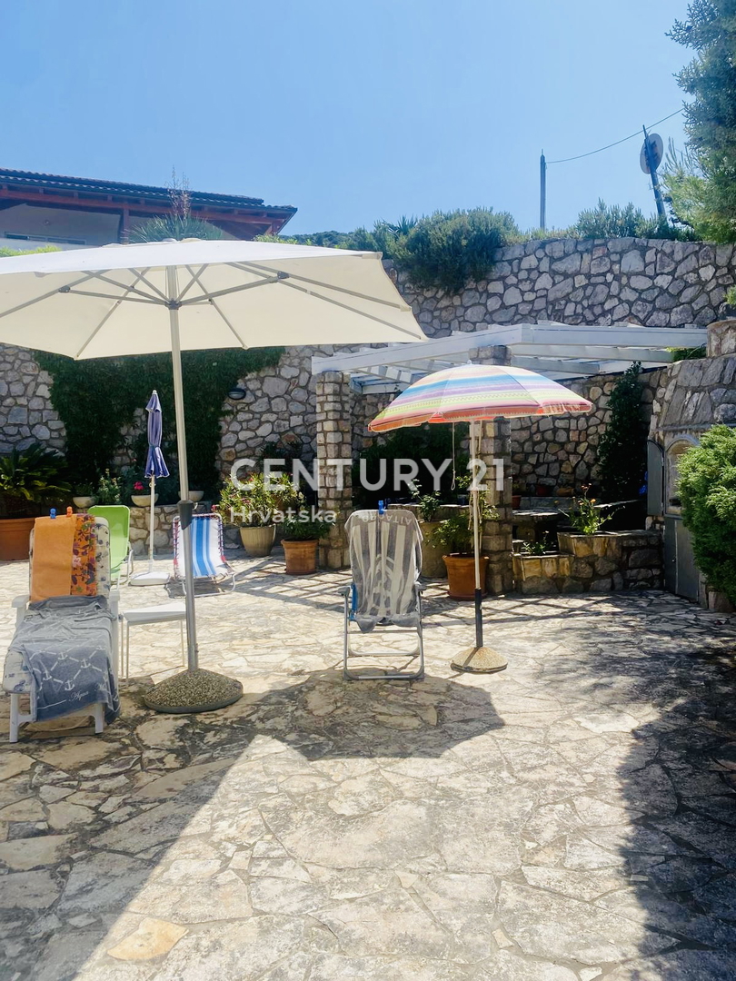 OTOK CRES, PRIZEMNA HIŠA SAMO 50 METROV OD PLAŽE
