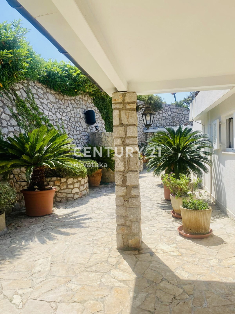 OTOK CRES, PRIZEMNA HIŠA SAMO 50 METROV OD PLAŽE