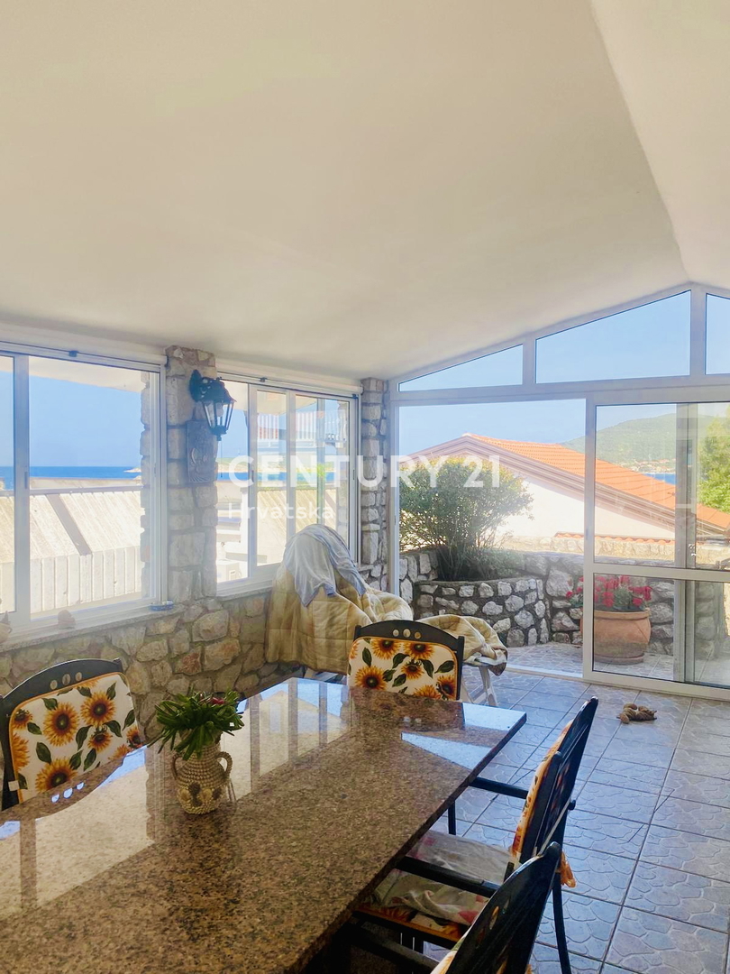 OTOK CRES, PRIZEMNA HIŠA SAMO 50 METROV OD PLAŽE