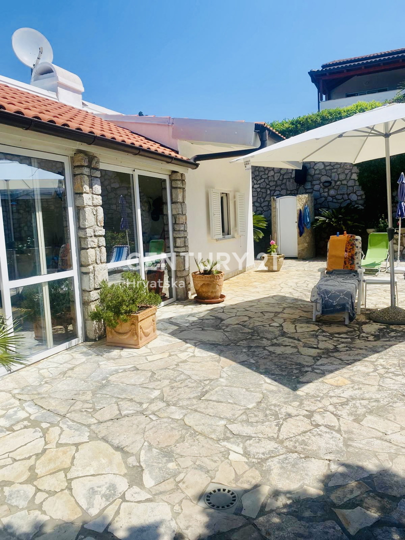OTOK CRES, PRIZEMNA HIŠA SAMO 50 METROV OD PLAŽE