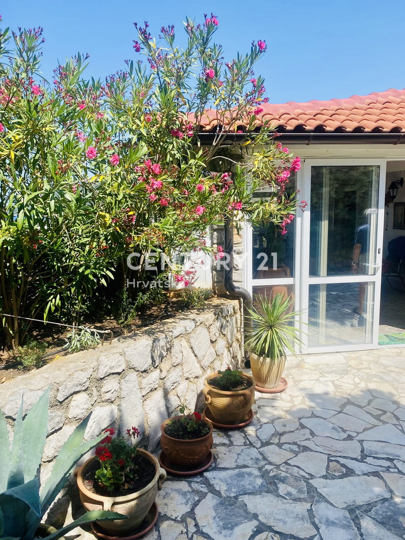 OTOK CRES, PRIZEMNA HIŠA SAMO 50 METROV OD PLAŽE