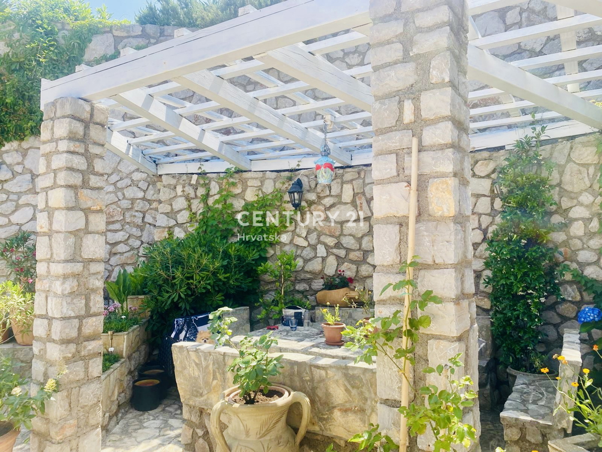 OTOK CRES, PRIZEMNA HIŠA SAMO 50 METROV OD PLAŽE