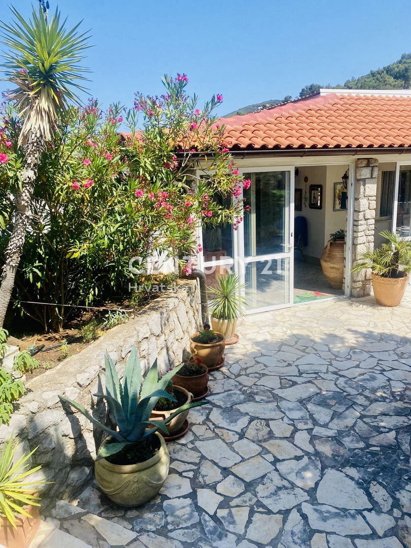 OTOK CRES, PRIZEMNA HIŠA SAMO 50 METROV OD PLAŽE