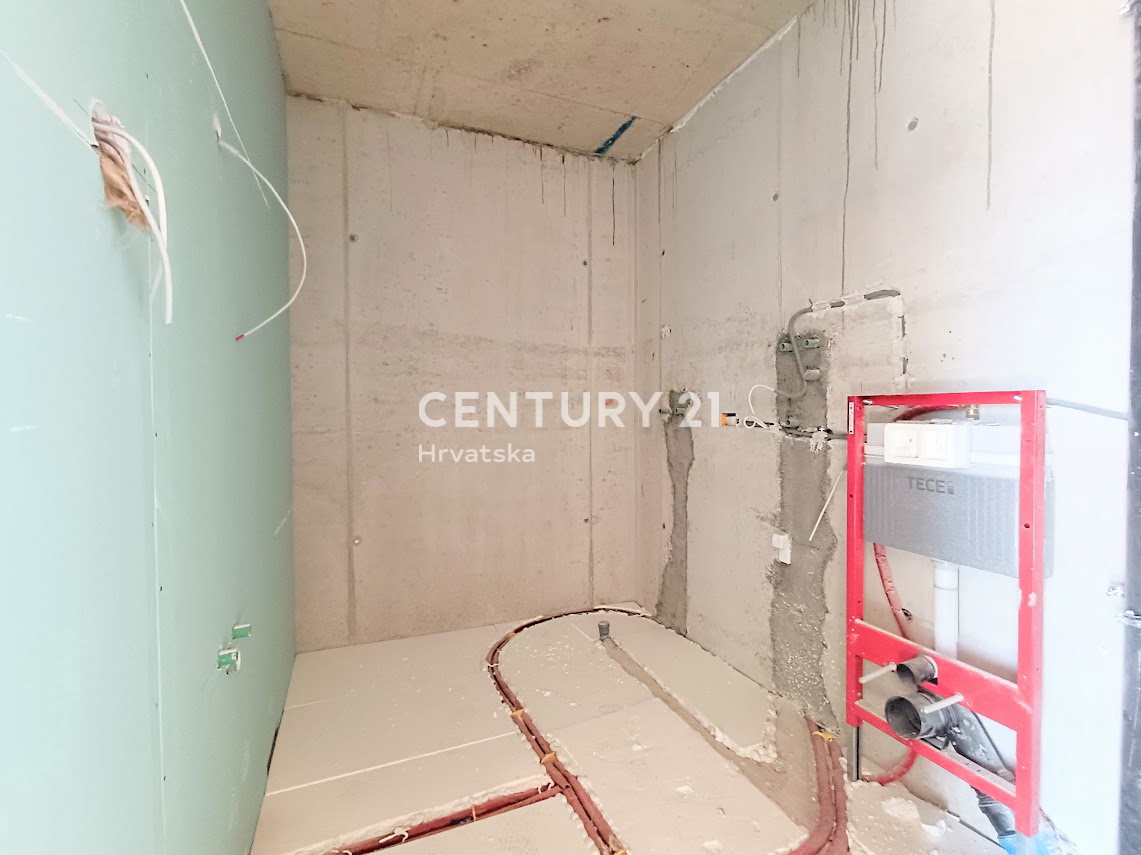 POREČ, PRODAJA SE STAN V PRIZEMLJU Z VELIKIM VRTOM, NOVOGRADNJA