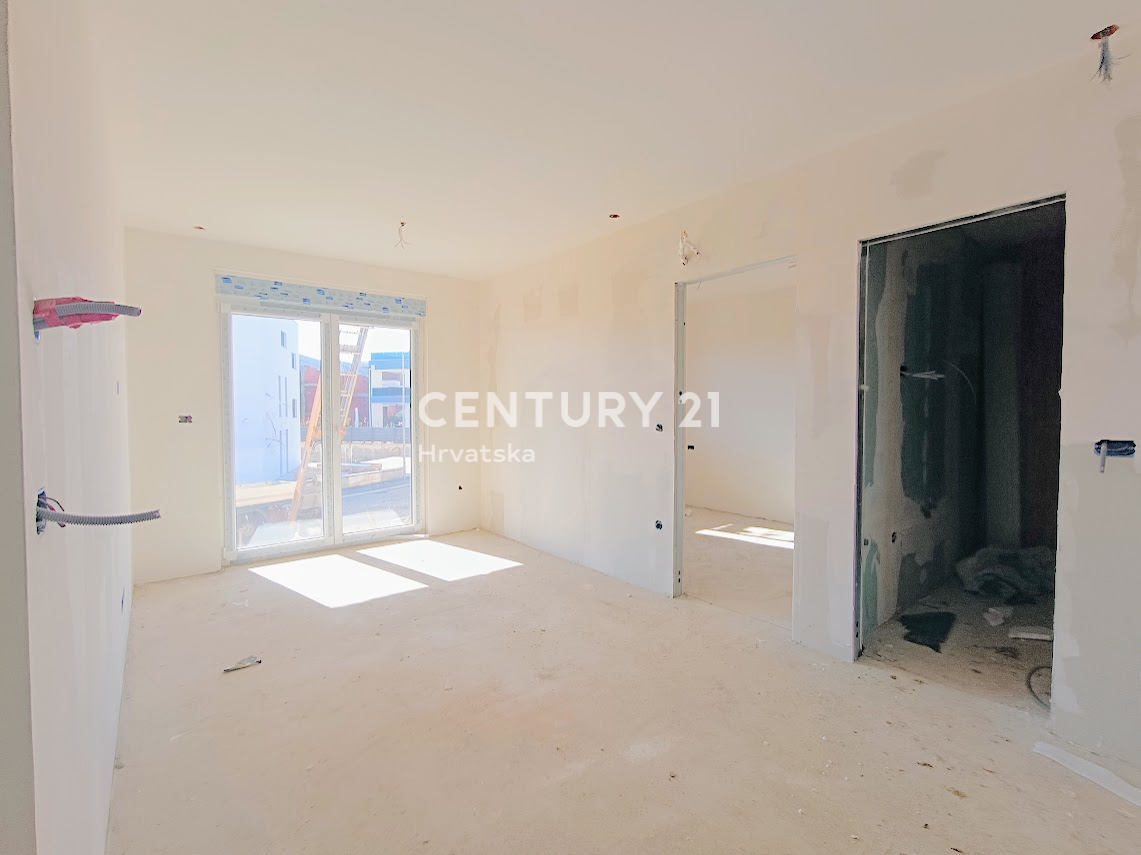 POREČ, PRODAJA SE STAN V PRIZEMLJU Z VELIKIM VRTOM, NOVOGRADNJA