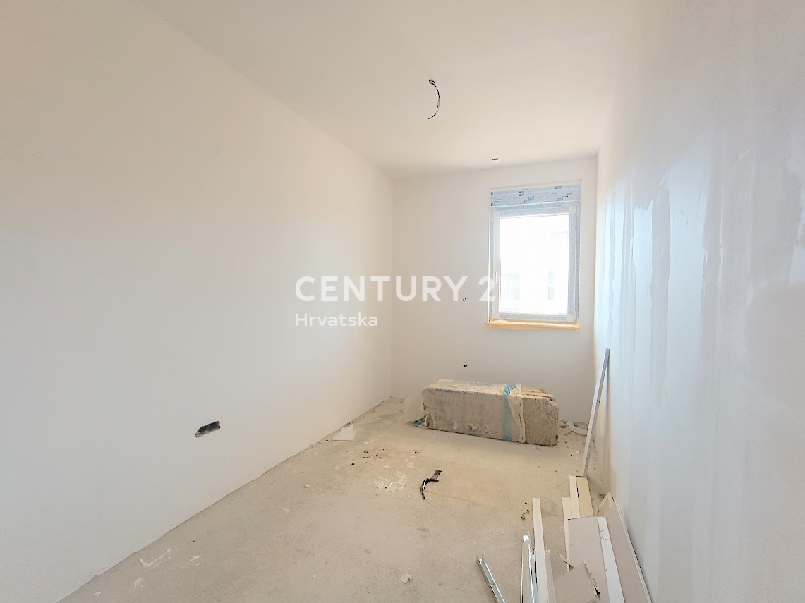 POREČ, PRODAJA SE STAN V PRIZEMLJU Z VELIKIM VRTOM, NOVOGRADNJA