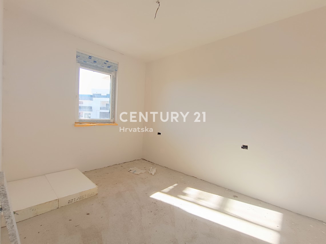 POREČ, PRODAJA SE STAN V PRIZEMLJU Z VELIKIM VRTOM, NOVOGRADNJA