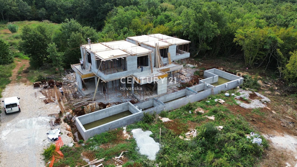 POREČ. PRODAJA SE NOVA MODERNA DVOJNA HIŠA S BAZENOM SAMO 1500 M OD MESTA